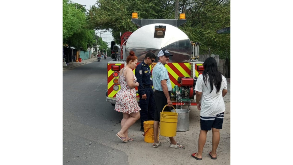 Los bomberos están llevando agua a La Dorada debido a los efectos del fenómeno de El Niño.