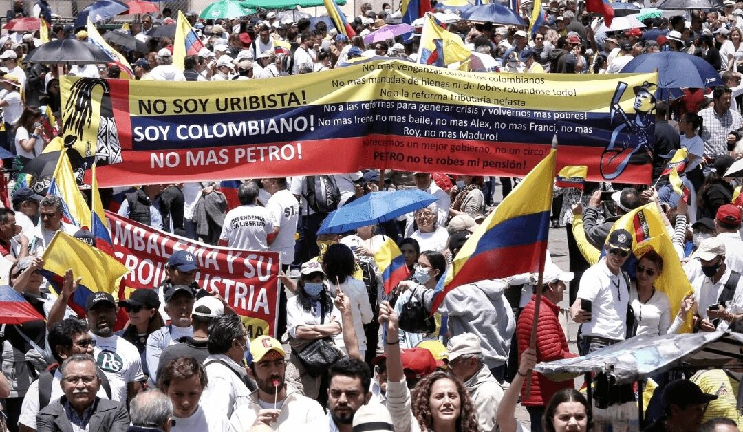 Manizales se une a las protestas en contra de Gustavo Petro.